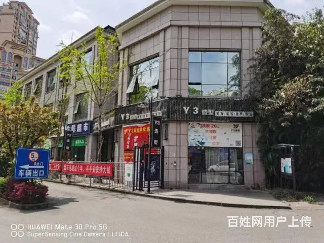 东欣彩虹城小区大门口临街门面房东直租
​ - 图片 1