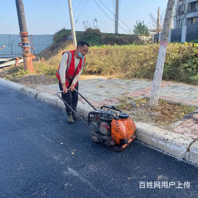 信阳沥青灌缝、防裂贴施工 - 图片 2