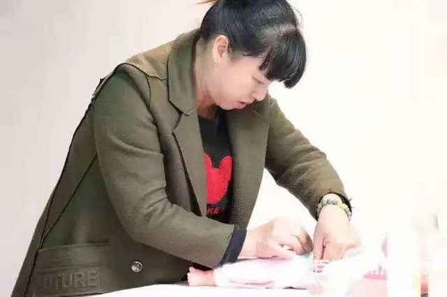 住家 白班 钟点保姆、育婴师、育儿嫂、护工 - 图片 3
