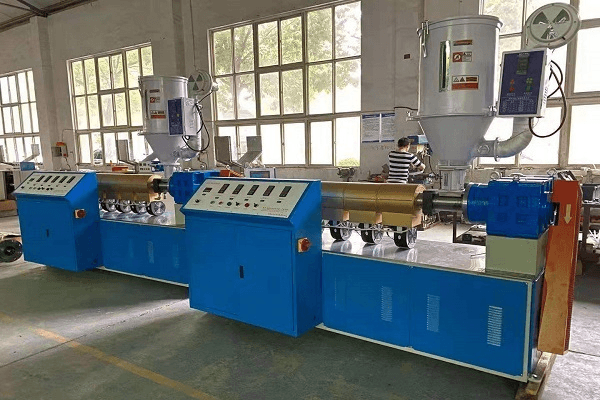 三色吸管挤出机