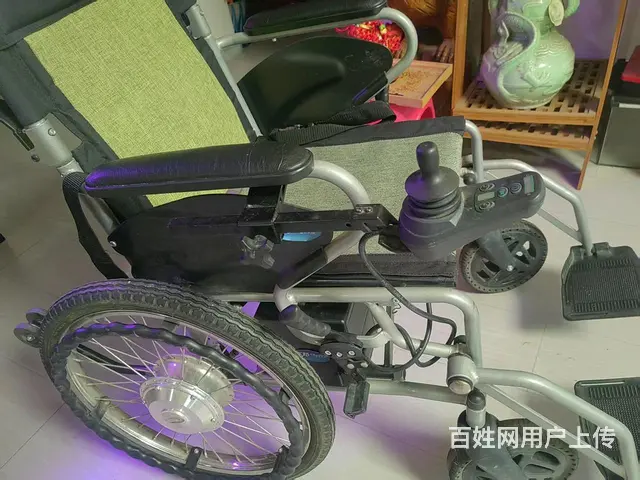 鱼跃牌电动轮椅 - 图片 1