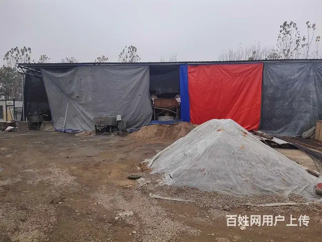 场地出租！有简易棚！场地部分硬化！水电齐全！价格便宜！ - 图片