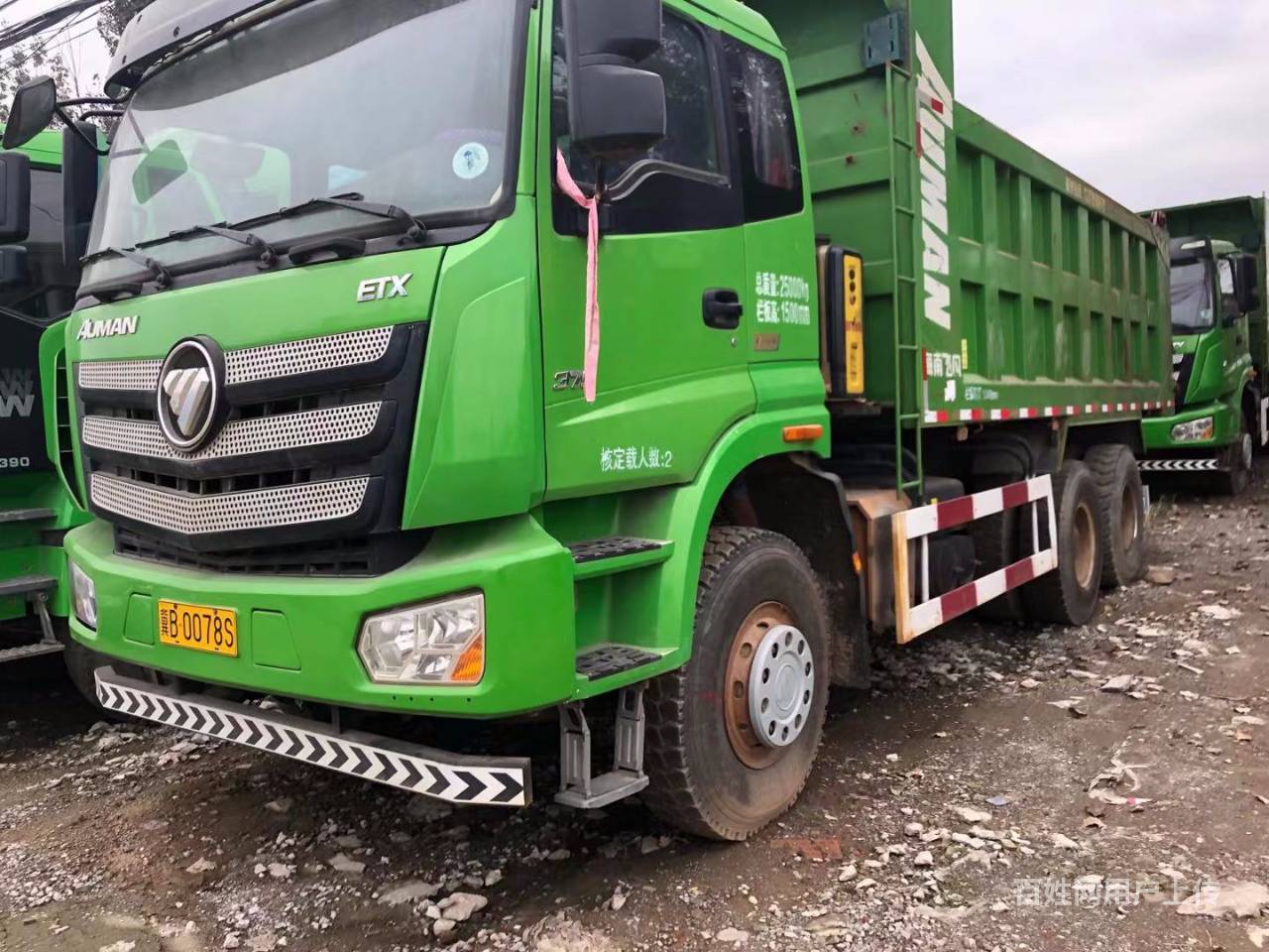 19年国5欧曼etx环保绿后八轮自卸车,货箱6米