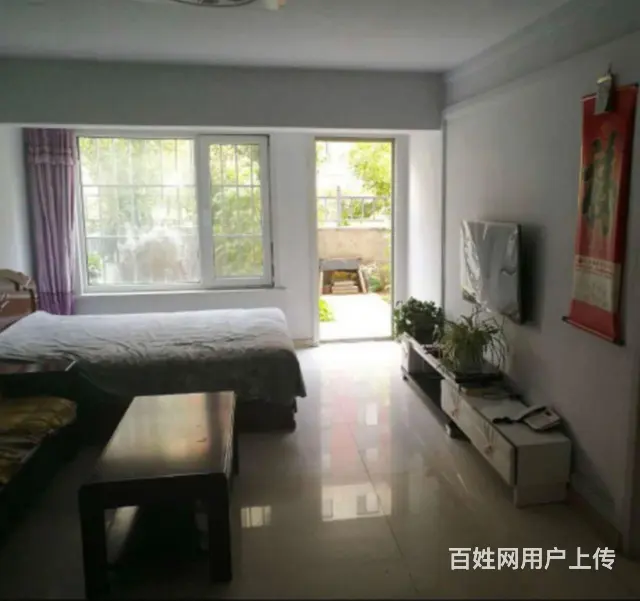 长江花园一楼小院一室一厅57平精装实图，床，洗衣机，冰箱，热 - 图片 1