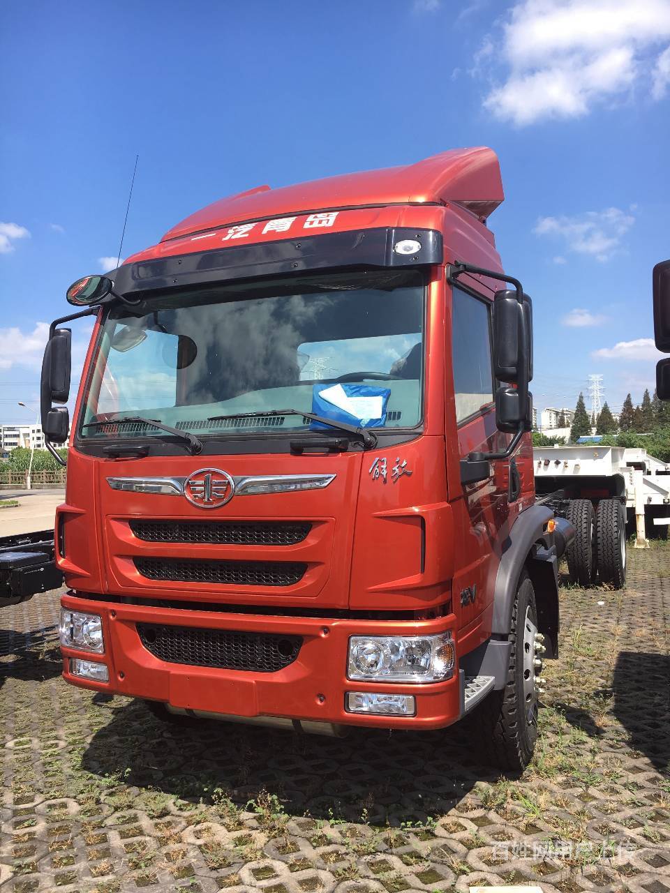 青岛解放龙v 160马力7.7米厢式车低价出售9万