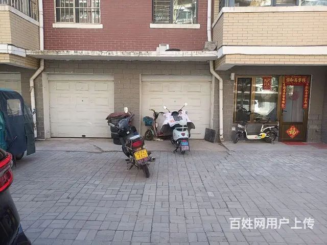 两个车库挨着。 - 图片