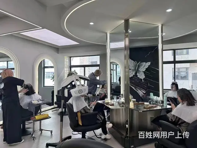 （51旺铺推荐）五华区世纪广场96平美发店转让 - 图片 1