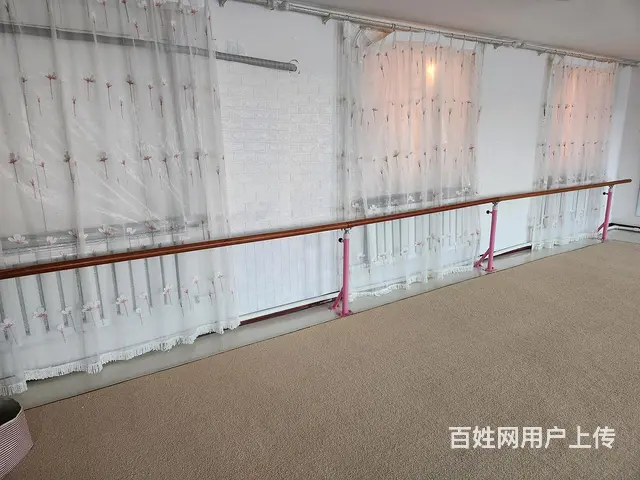 舞蹈教室把杆。 - 图片 1