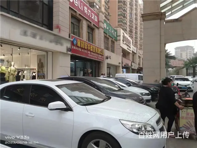 【同城搜铺网免费找店】塞维利亚步行街205平服装店转让 - 图片 4