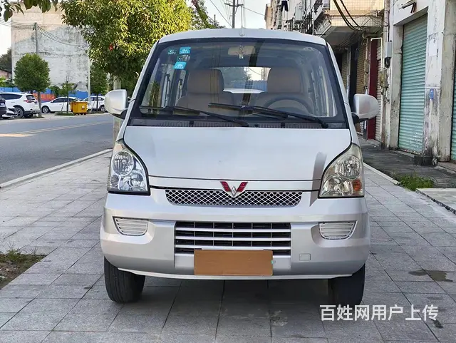 五菱荣光面包车7座 - 图片 3
