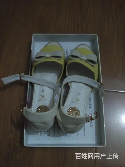 一双女式皮鞋 - 图片 2