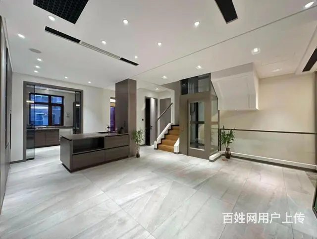 天鹅湾赫郡别墅现代新装，600米6室 私家双车位带电梯 花园 - 图片 1