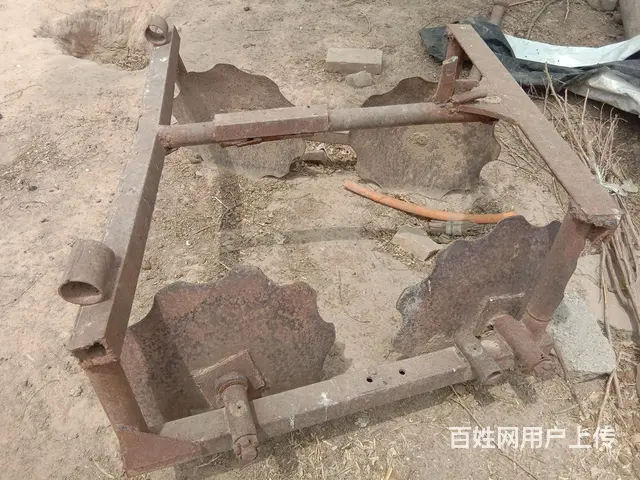 旋耕机上装的四个圆盘打梁器。 - 图片