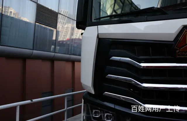 自动挡重汽豪沃9米6前四后四 三轴车厢式货车 国6 - 图片 3
