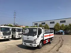 跃进4.2米黄牌气瓶运输车发车