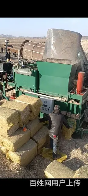 场地秸秆压块机 - 图片