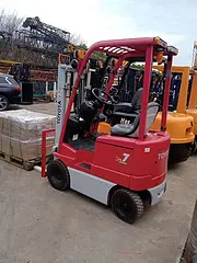 转让二手电动叉车，丰田小体积1吨二手叉车电梯专用