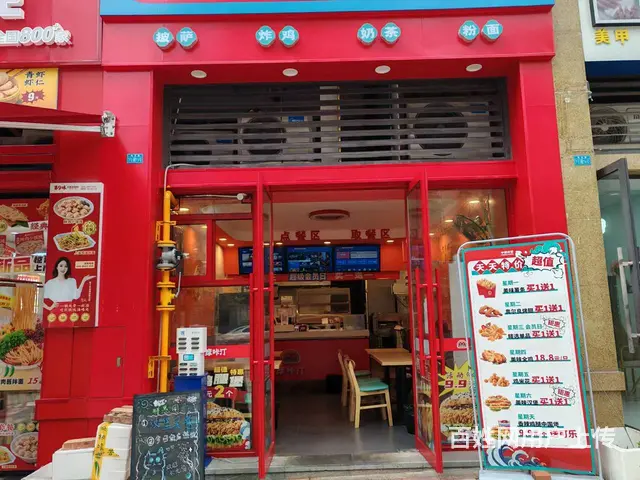 店铺位于宜宾临港邦泰社区北区，繁华地段，面积45平，店内精装 - 图片 1