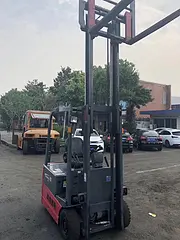 力至优1吨三支点电动叉车 小体积仓储专用二手叉车