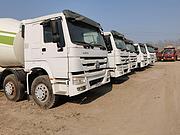 出售17年库存豪沃搅拌车 大18方  前四后八