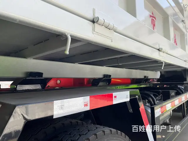 大运翼途国六7方蓝牌勾臂垃圾车，勾拉10吨建筑垃圾 - 图片 4