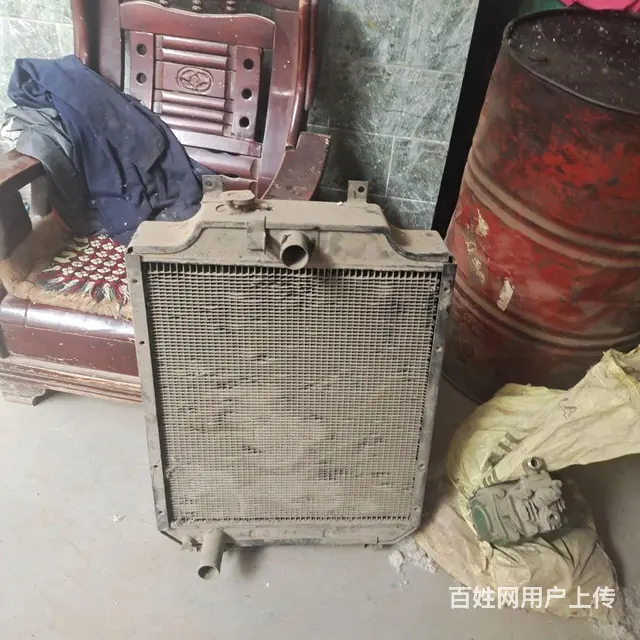 东方红拖拉机上的大眼水 - 图片