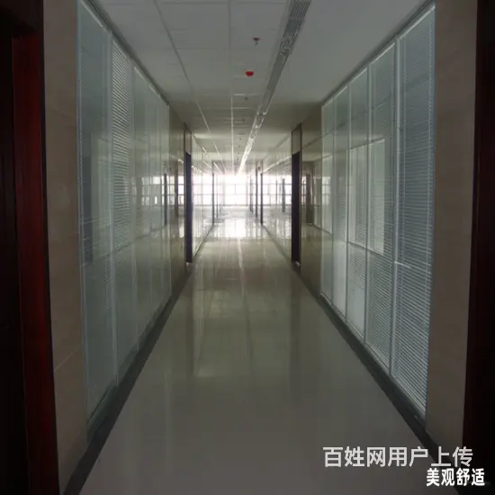 江苏玻璃隔断在现代简约风格的办公室中得到广泛应用 - 图片 1