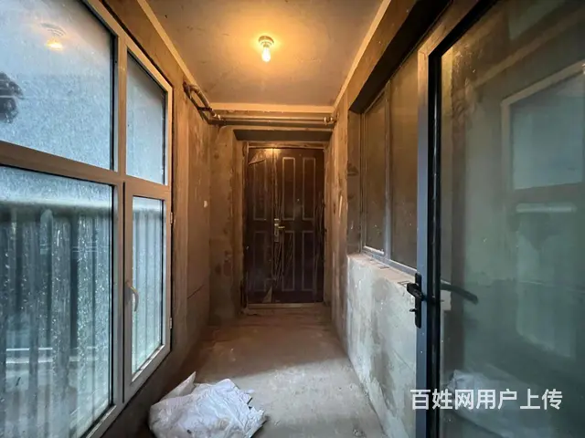79号院 一层带南院60平 毛坯三室两卫 有证能贷 诚心出售 - 图片 1