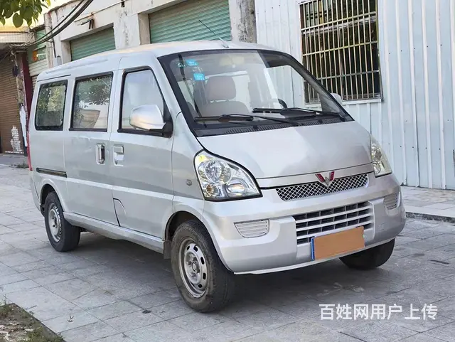五菱荣光面包车7座 - 图片 1