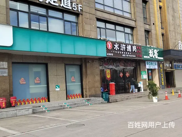 该商铺位于地铁口附近，面临街道，来往人流量多。 - 图片 1