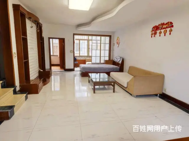 市区皇冠的别墅房源真少。此套新出的联排别墅。上下四层带车库 - 图片 1