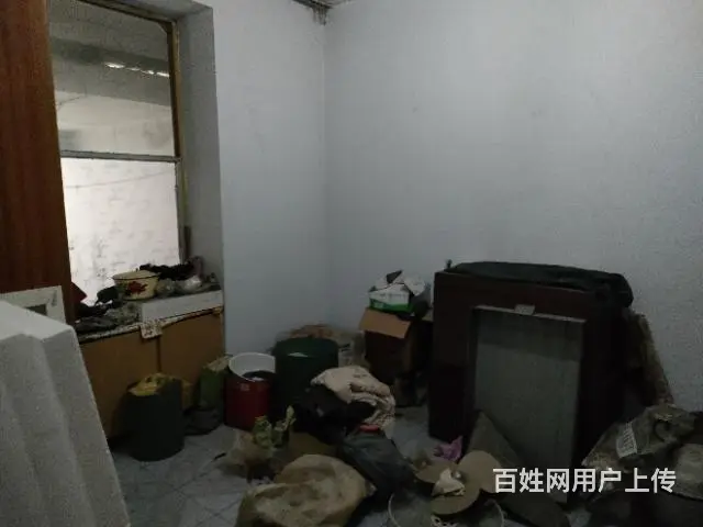主席像西，一楼，二室一厅，双气，有后院。 - 图片 1