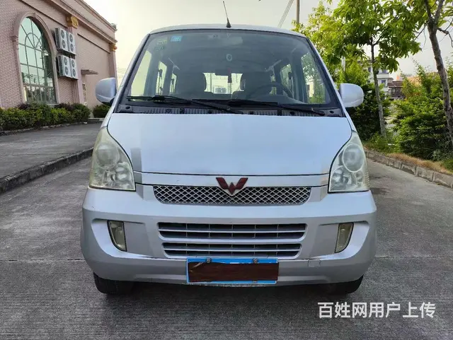五菱荣光面包车7座 - 图片 1
