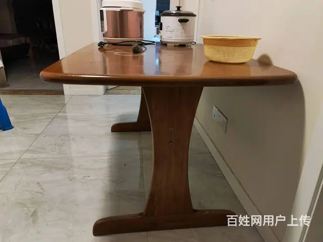 低家诚心出售纯实木餐桌啦！坚实耐用，不会坏，需要的 - 图片 2