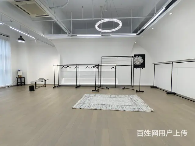 地铁口 实拍 简约白色系 服装展厅 设计 直播 电商办公 - 图片 4