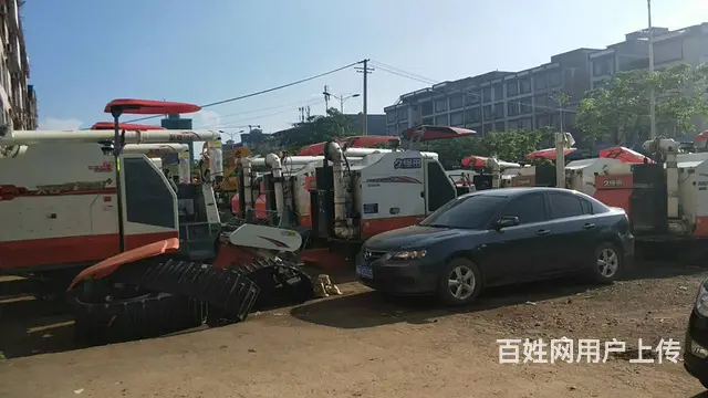 专业出售久保田收割机的图片