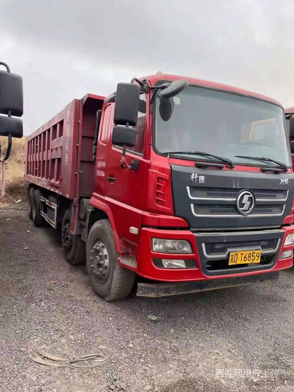 两台18年轩德x6轻皮前四后八自卸车,货箱7米2