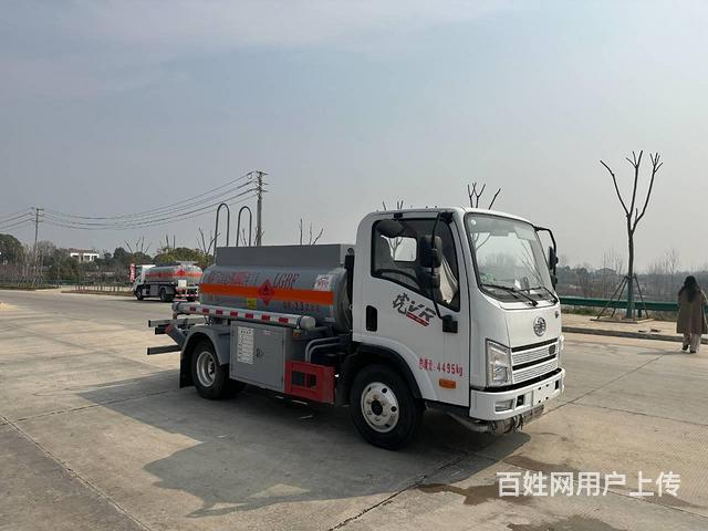 出售解放2吨油罐车 价格优惠的一款蓝牌油罐车包上户的图片