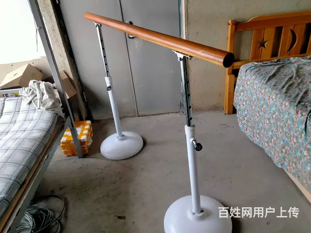 儿童舞蹈压腿杆。 - 图片 2