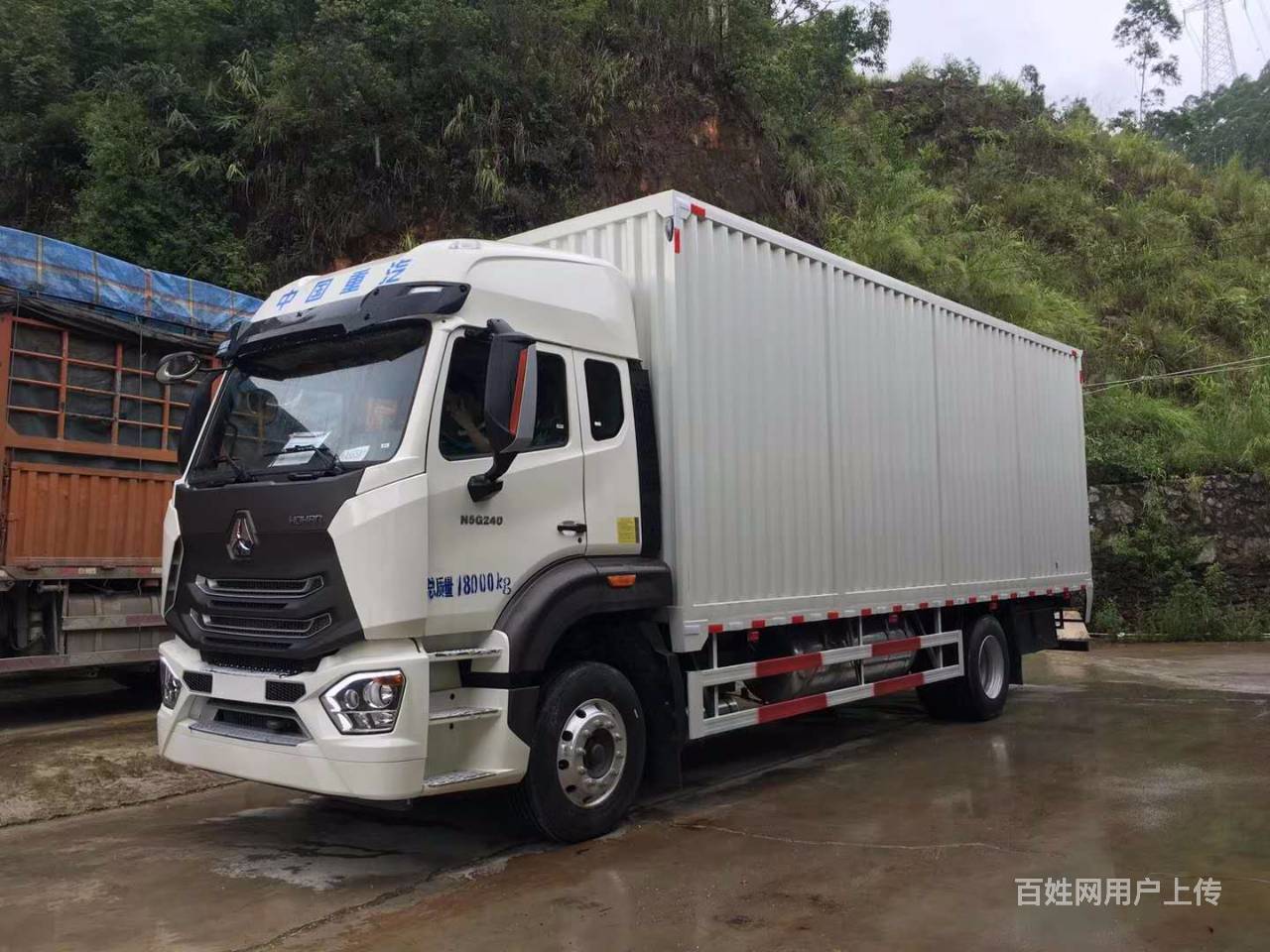 新车年底冲量优惠1万元,中国重汽6米8豪沃载货车