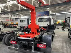 国6大运奥普力蓝牌7方勾臂垃圾车 车厢可卸式垃圾车