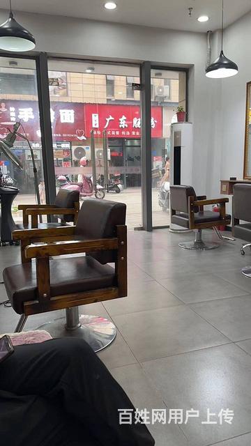 位置优越 客流量大 做生意的好地方 价格可面议的图片