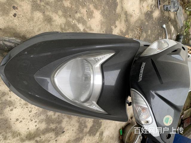 出售二手摩托车的图片